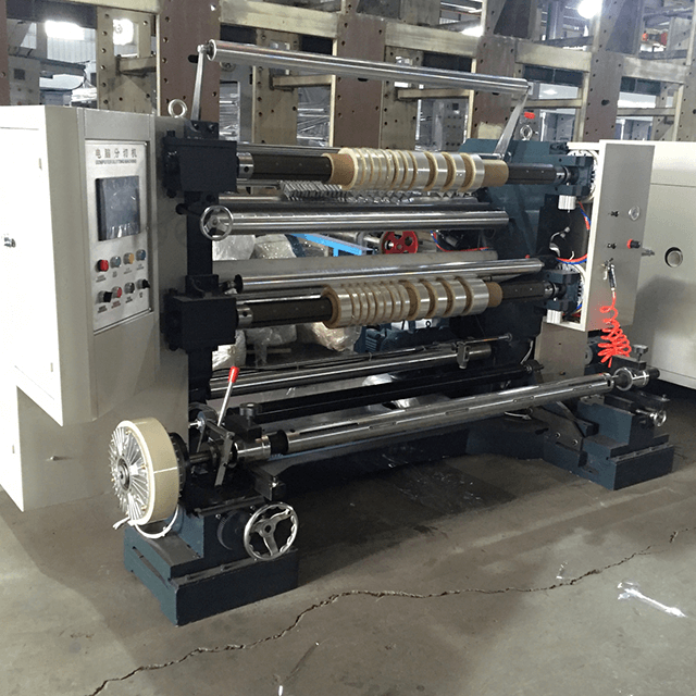 Высокоскоростная вертикальная машина для резки и перемотки пластиковой пленки, управляемая ПЛК, со скоростью 200 м/мин