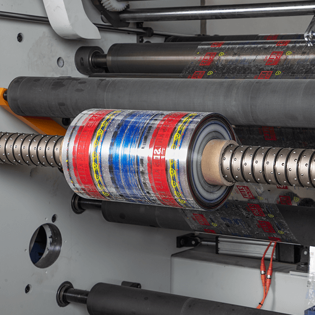 2022 Машина для резки и перемотки пленки с управлением ПЛК со скоростью 400 м / мин