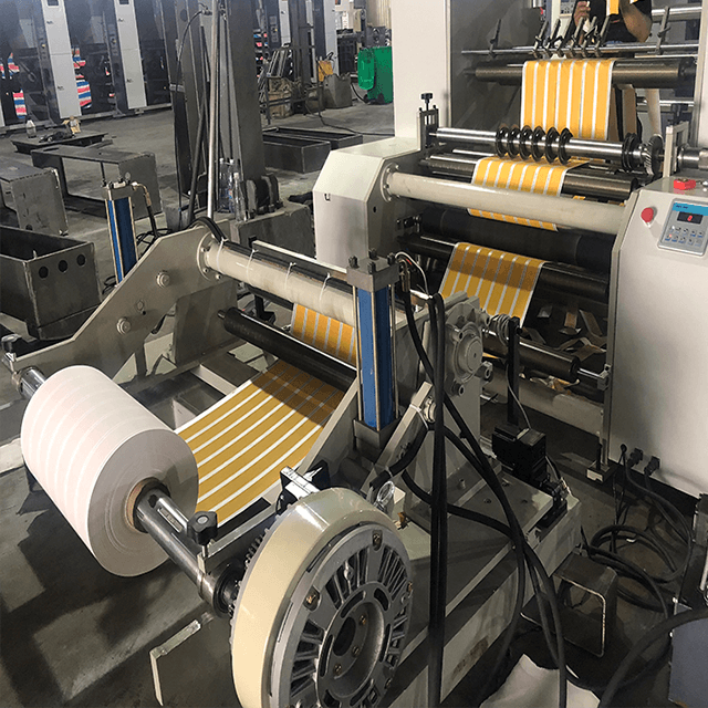 Горизонтальная высокоскоростная бобинорезательная машина с ПЛК для пластиковой пленки