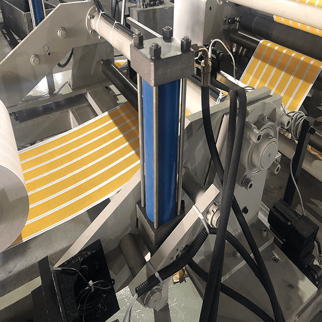 Горизонтальная высокоскоростная бобинорезательная машина с ПЛК для пластиковой пленки