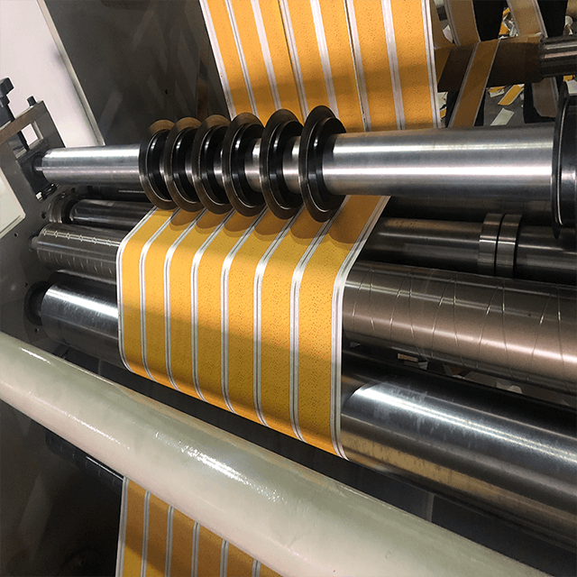 Горизонтальная высокоскоростная бобинорезательная машина с ПЛК для пластиковой пленки